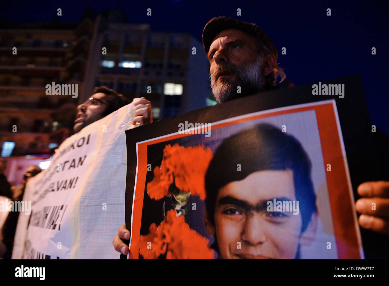 Thessaloniki, Griechenland. 12. März 2014. Demonstranten marschieren im Zentrum von Thessaloniki halten Bilder von Berkin Elvan. Mitglieder des linksgerichteten Gruppen im Zentrum von Thessaloniki in Solidarität mit den türkischen jungen Tod Berkin Elvan, verletzt durch die Polizei Gaskartusche während der Demonstrationen in Istanbul zeigte im letzten Sommer Giannis Papanikos/NurPhoto/ZUMAPRESS.com/Alamy © Live-Nachrichten Stockfoto