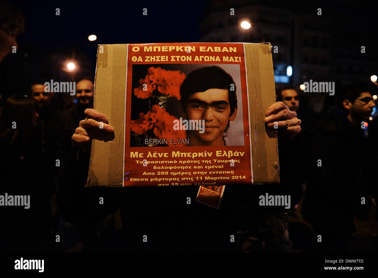 Thessaloniki, Griechenland. 12. März 2014. Ein türkische Demonstrator hält ein Bild von Berkin Elvan. Mitglieder des linksgerichteten Gruppen im Zentrum von Thessaloniki in Solidarität mit den türkischen jungen Tod Berkin Elvan, verletzt durch die Polizei Gaskartusche während der Demonstrationen in Istanbul zeigte im letzten Sommer Giannis Papanikos/NurPhoto/ZUMAPRESS.com/Alamy © Live-Nachrichten Stockfoto