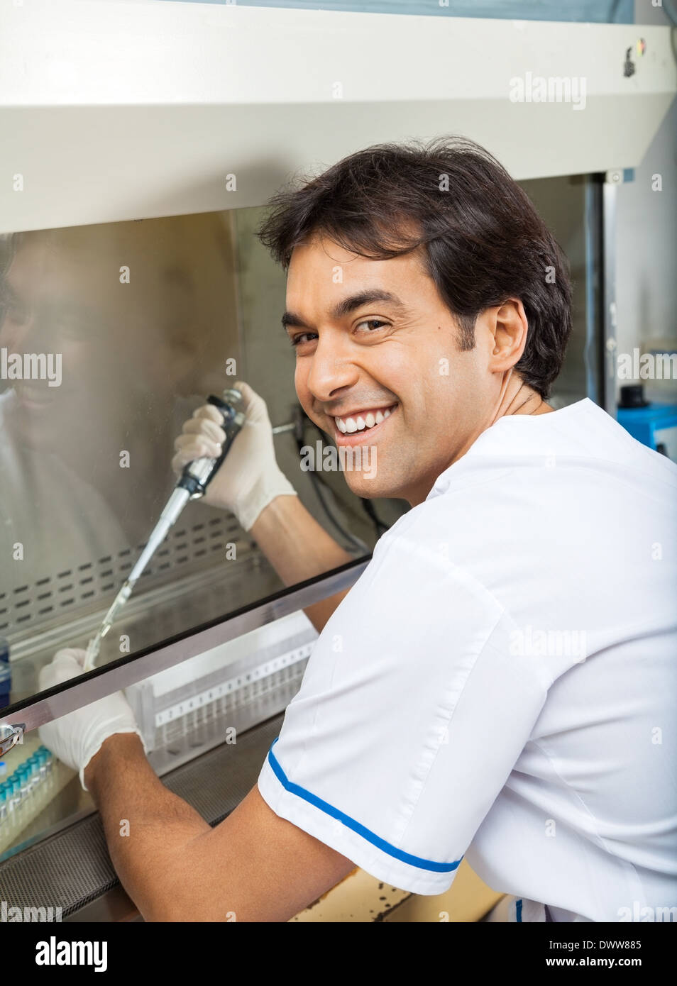 Forscher Füllung Chemikalie In Testtube Stockfoto