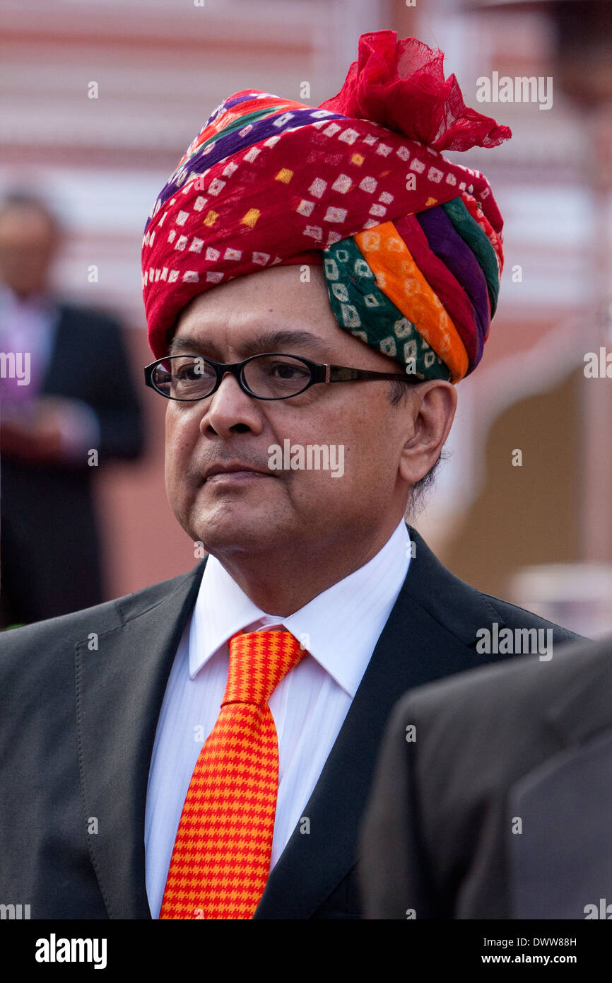 Jaipur, Rajasthan, Indien. Herr im westlichen Anzug und Krawatte mit traditionellen Rajasthani Turban. Stockfoto