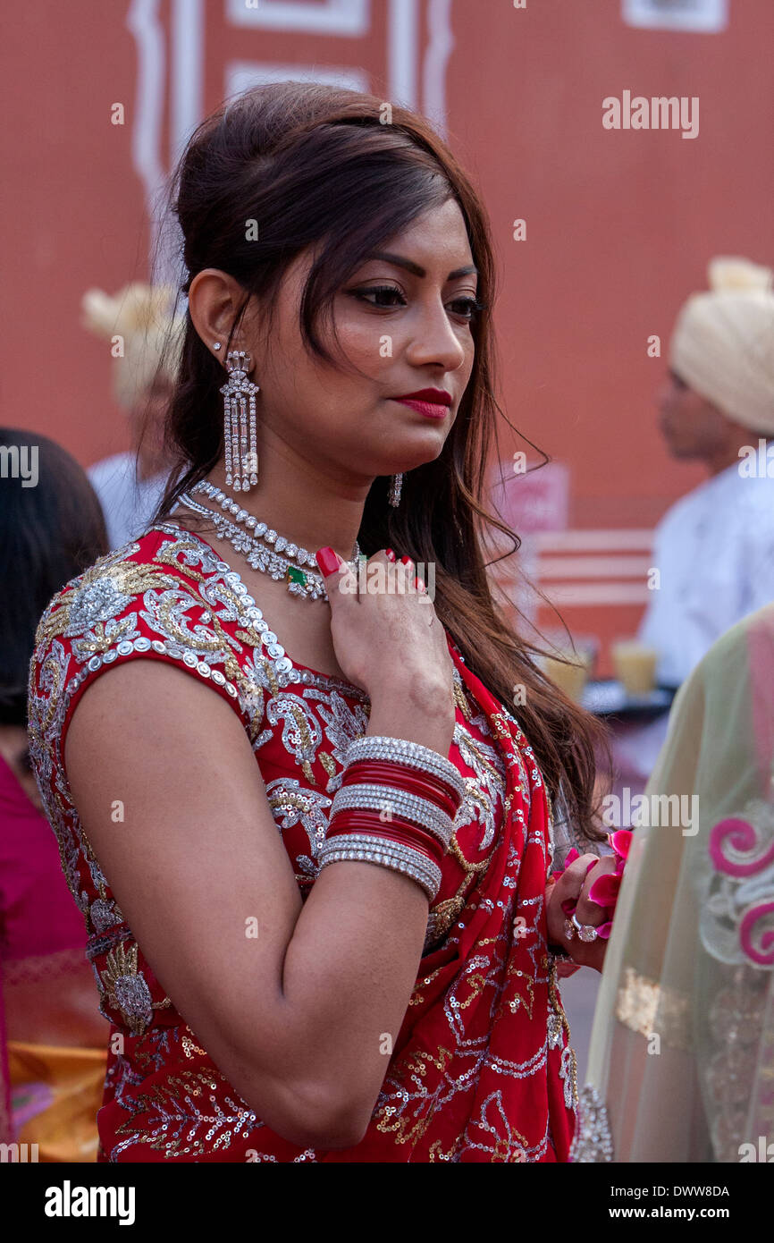 Jaipur, Rajasthan, Indien. Junge Rajasthani-Frau im Sari mit Schmuck, bei Hochzeitsfeier. Stockfoto