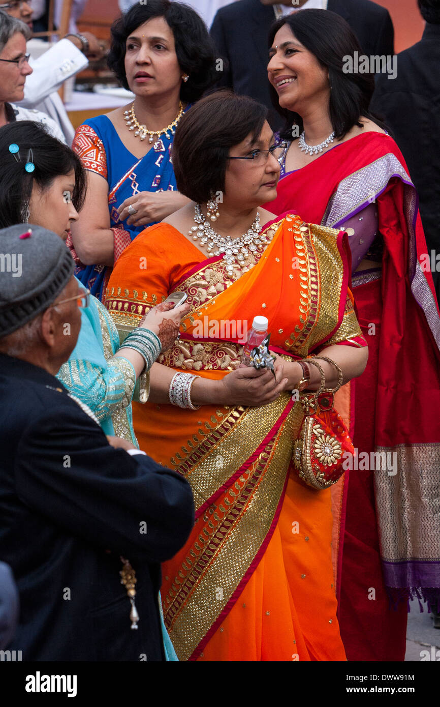 Jaipur, Rajasthan, Indien. Indische Frauen in Saris bei einer Hochzeitsfeier. Stockfoto