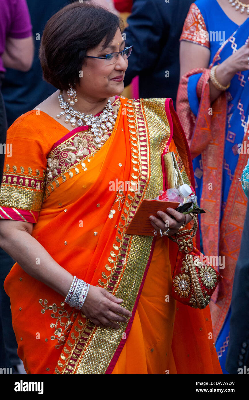 Jaipur, Rajasthan, Indien. Rajasthani Frau im Sari mit Schmuck bei einer Hochzeitsfeier. Stockfoto