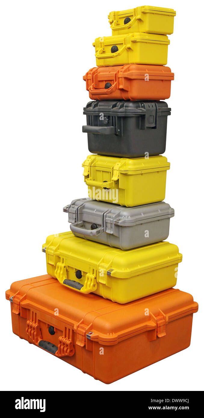 Eine Reihe von bunten Kunststoffkoffer, isoliert mit Beschneidungspfad auf weißem Hintergrund Stockfoto