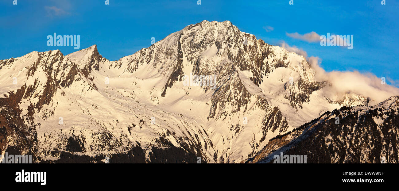 Bergen oberhalb von Courchevel in warmes Sonnenlicht Magenta momentan vor der Dämmerung, Panorama Stockfoto