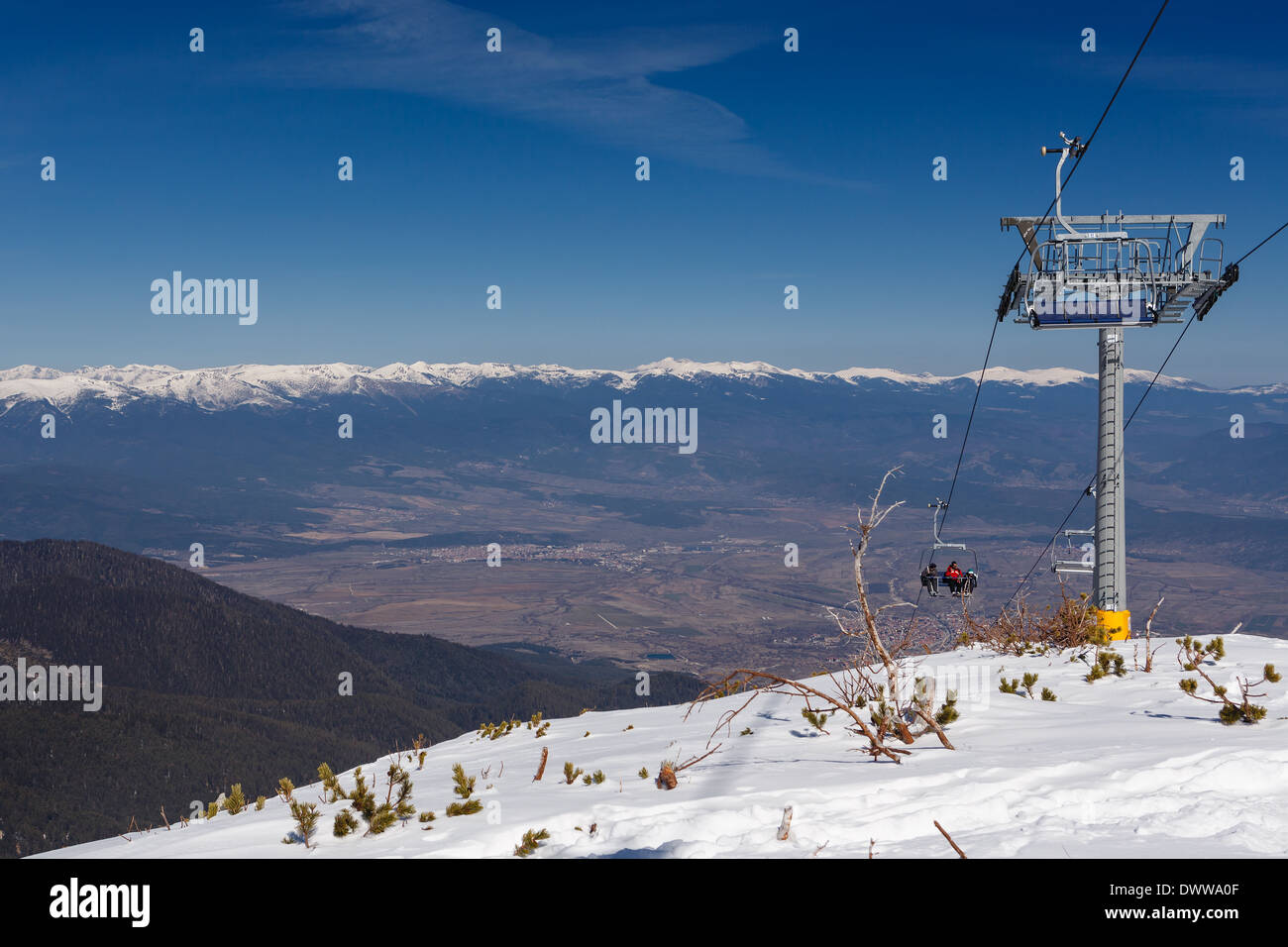 Blick vom Gipfel auf ein Tal und Stuhl Seilbahn Stockfoto