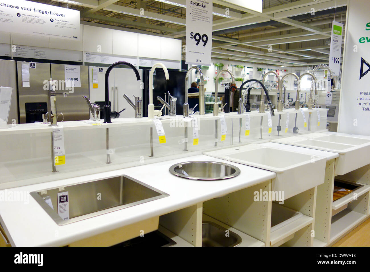 Sanitär und Waschbecken Departmen im Ikea Einrichtungshaus in Toronto, Kanada Stockfoto
