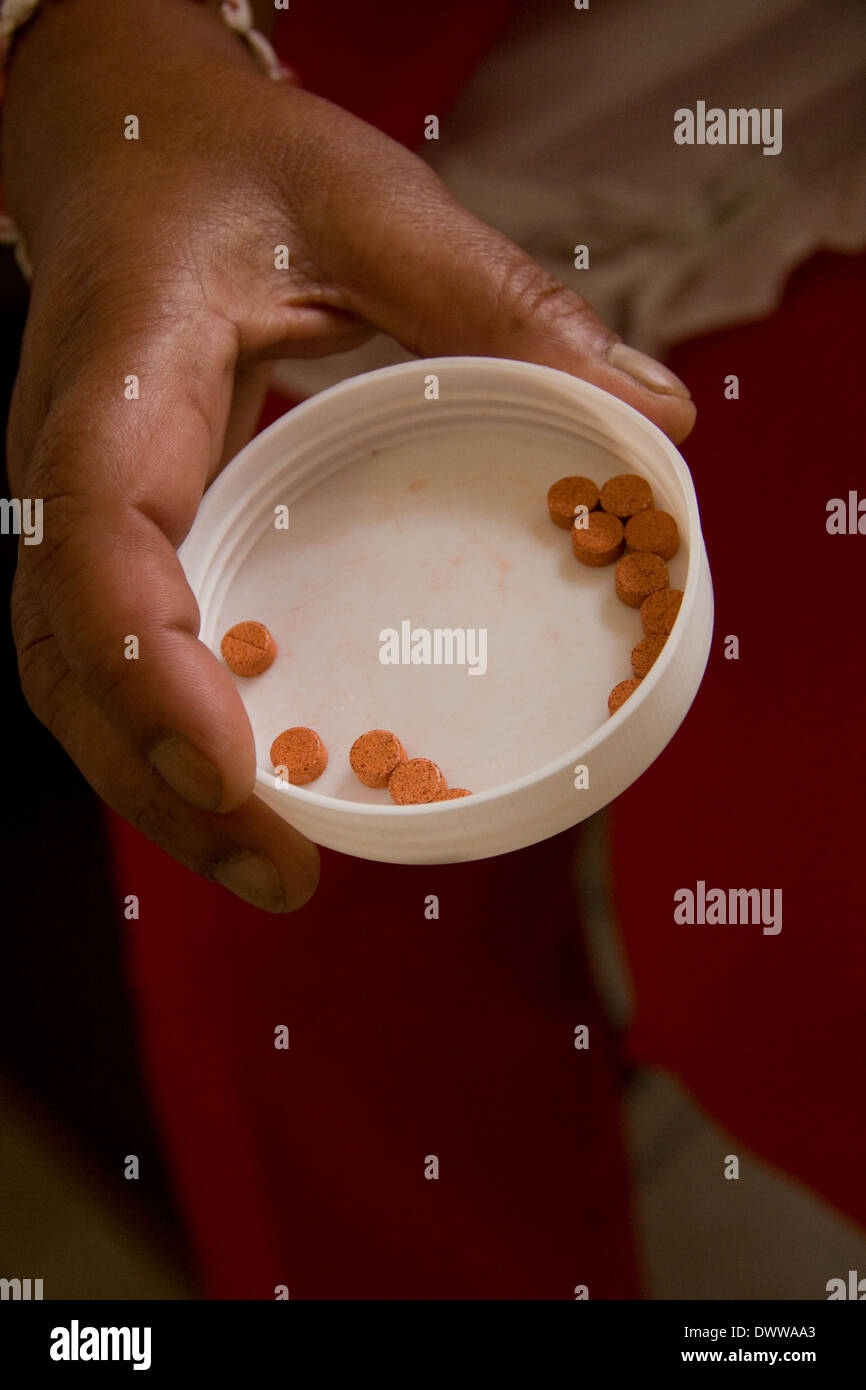 Diese Pillen werden zerquetscht und hinzugefügt, um ein Kind essen oder zu trinken, der kleine Patient für TB zu behandeln. Stockfoto