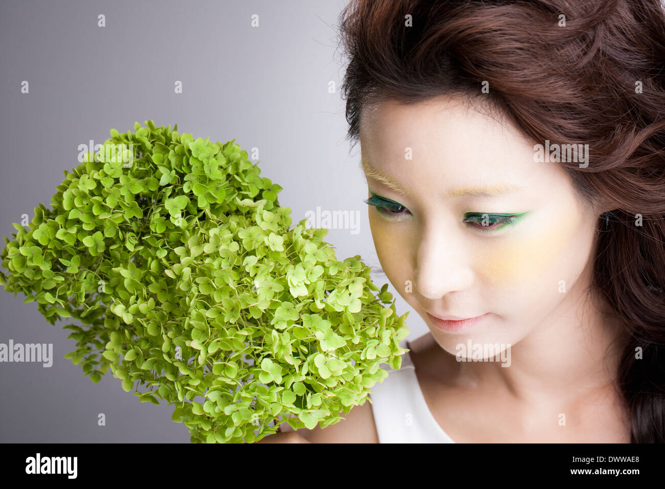 eine Frau mit grünen Augen Make-up Stockfoto