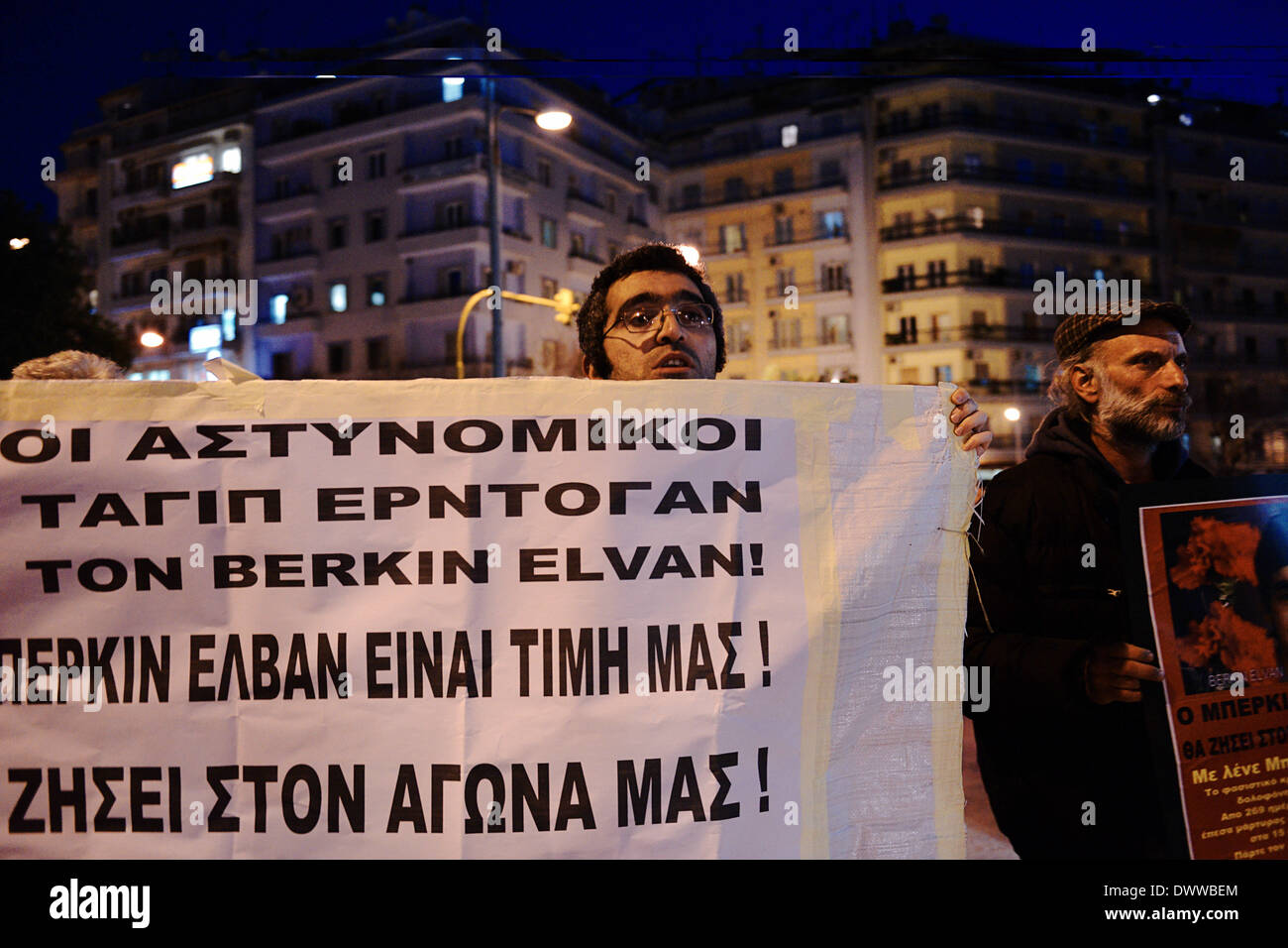 Griechenland. 12. März 2014. Eine türkische Märsche im Zentrum von Thessaloniki. Mitglieder des linksgerichteten Gruppen im Zentrum von Thessaloniki in Solidarität mit den türkischen jungen Tod Berkin Elvan, verletzt durch die Polizei Gaskartusche während der Demonstrationen in Istanbul zeigte im letzten Sommer Giannis Papanikos/NurPhoto/ZUMAPRESS.com/Alamy © Live-Nachrichten Stockfoto