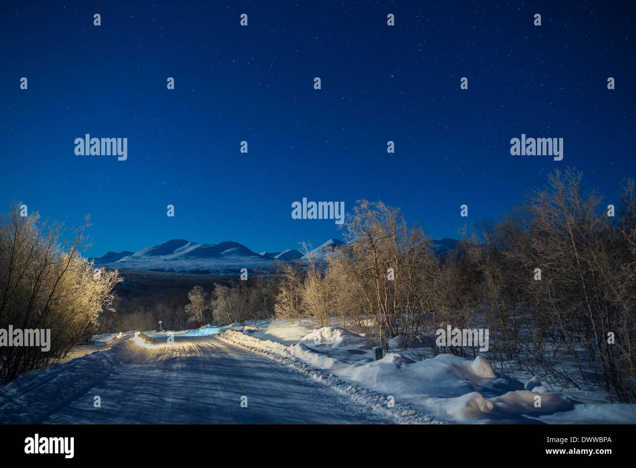 Straße und Landschaft, Kälte, Lappland, Schweden Stockfoto