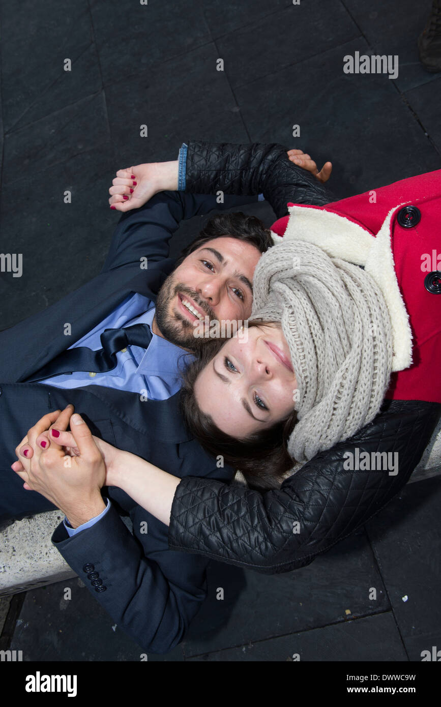 Mann und Frau belogen nach unten auf einer Bank Stockfoto