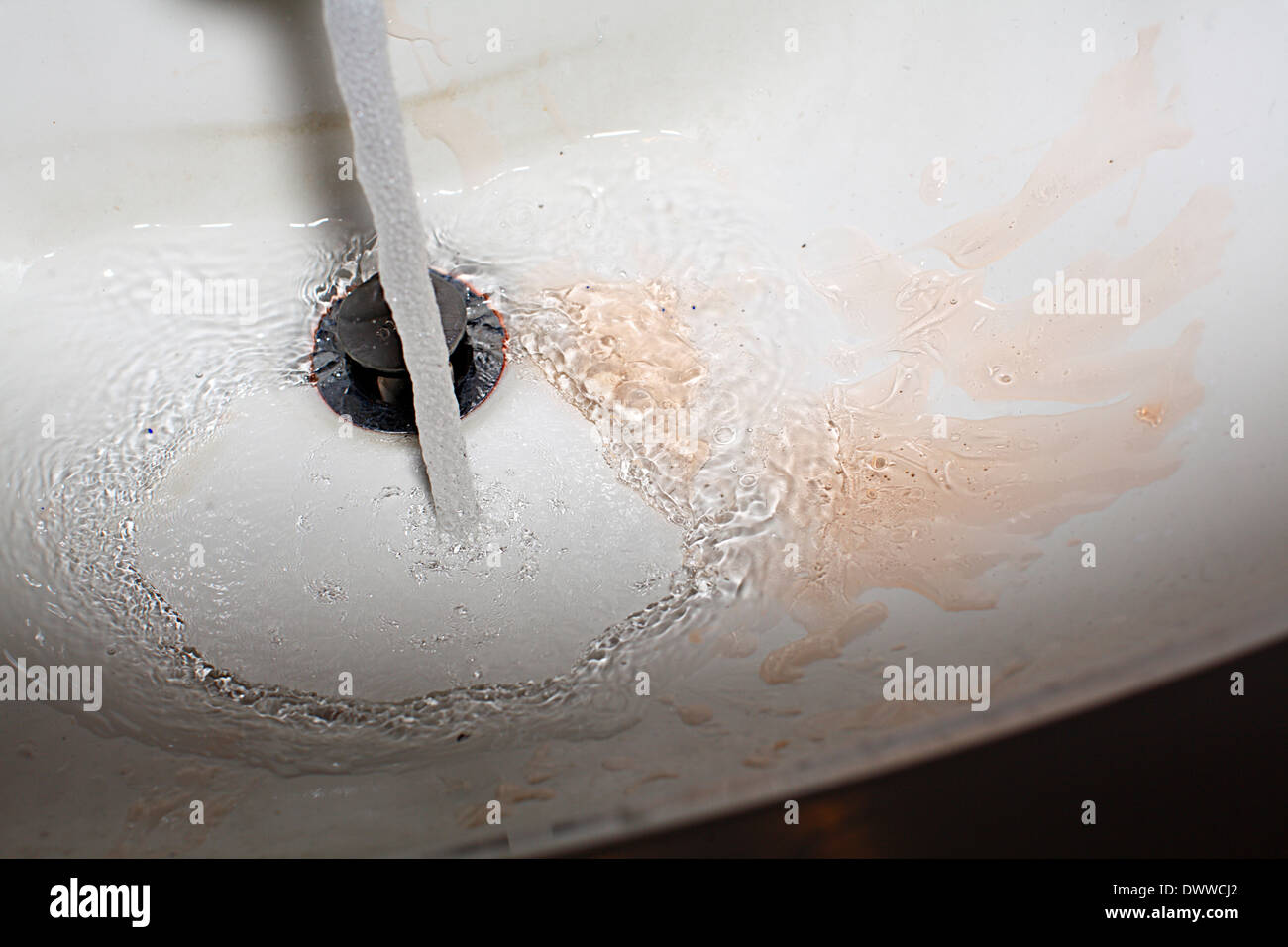 Wasser, ein Waschbecken mit Seife abwaschen. Stockfoto