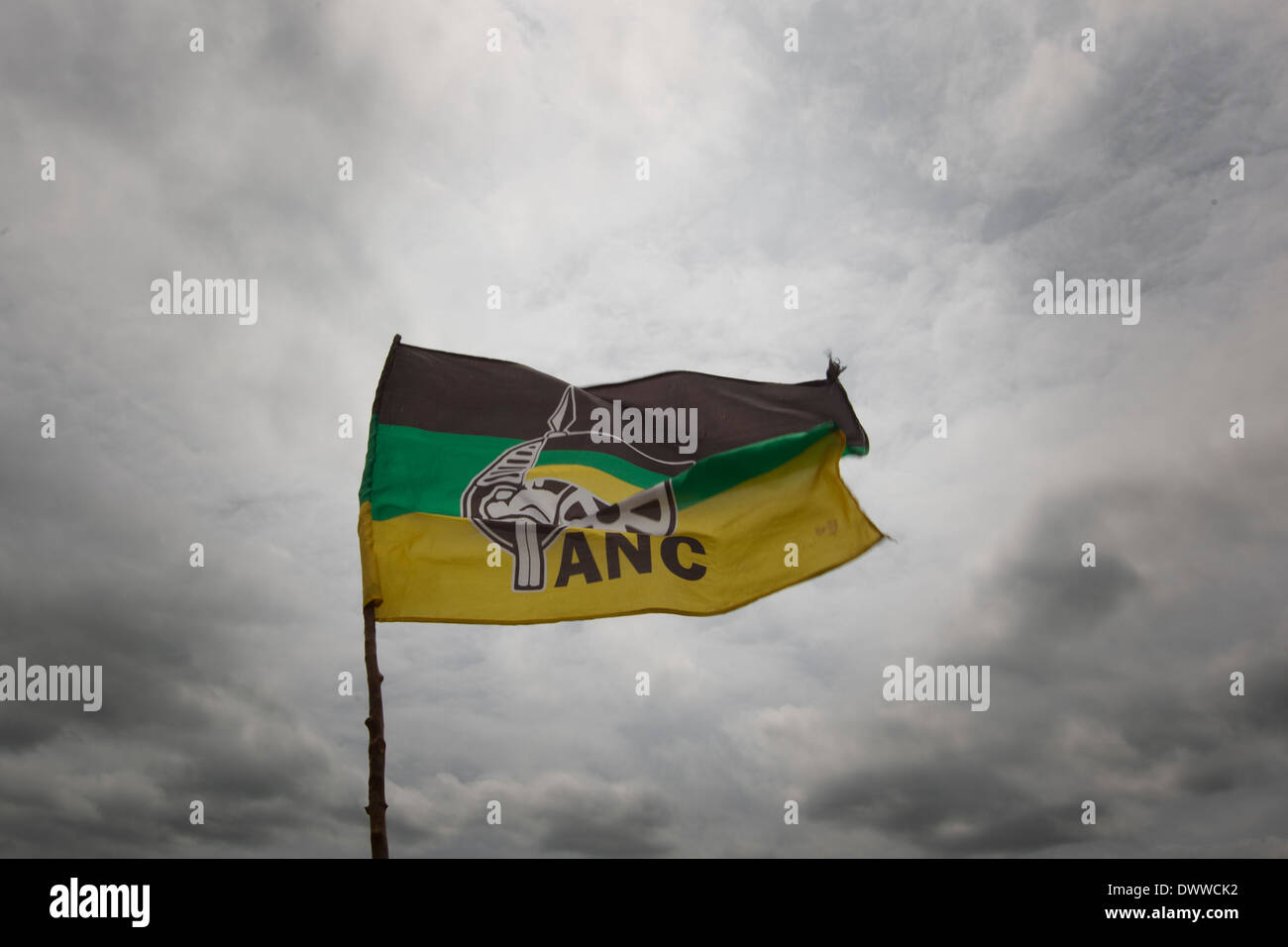 Ein Afrikanischer Nationalkongreß Flagge fliegt hoch in Nkandla, 11. Januar 2014. Rogan Ward © 2014 Stockfoto