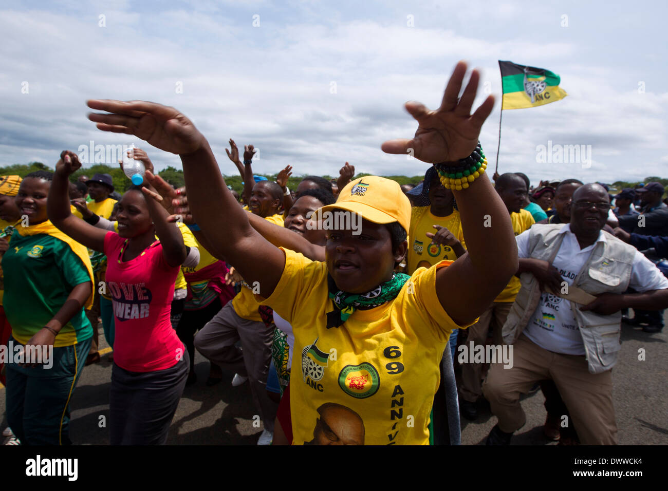 African National Congress Anhängern blockieren die Straße vorbei an Südafrikas Präsident Jacob Zuma Haus in Nkandla, 11 Januar Stockfoto