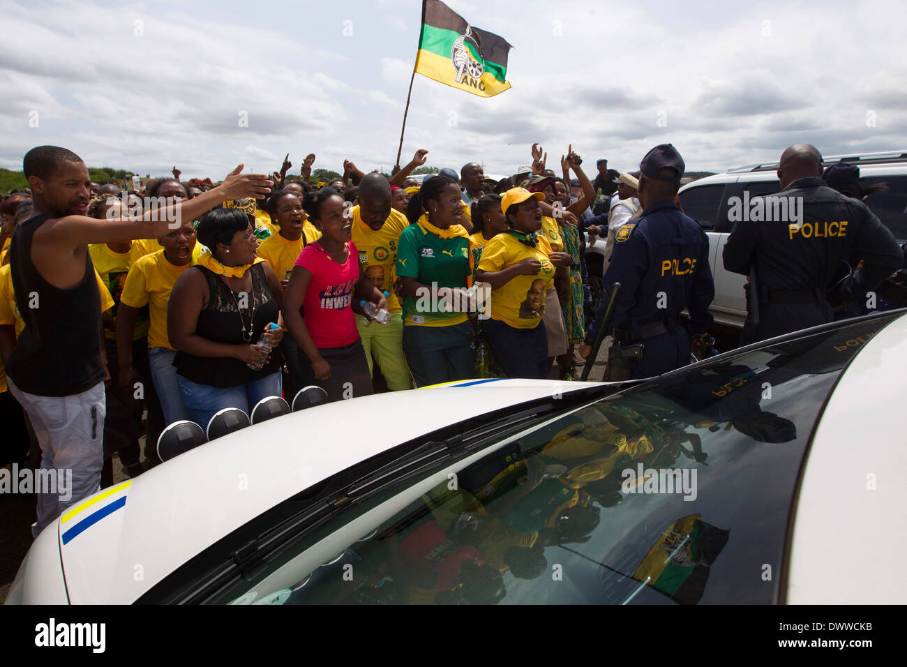 African National Congress Anhängern blockieren die Straße vorbei an Südafrikas Präsident Jacob Zuma Haus in Nkandla, 11 Januar Stockfoto