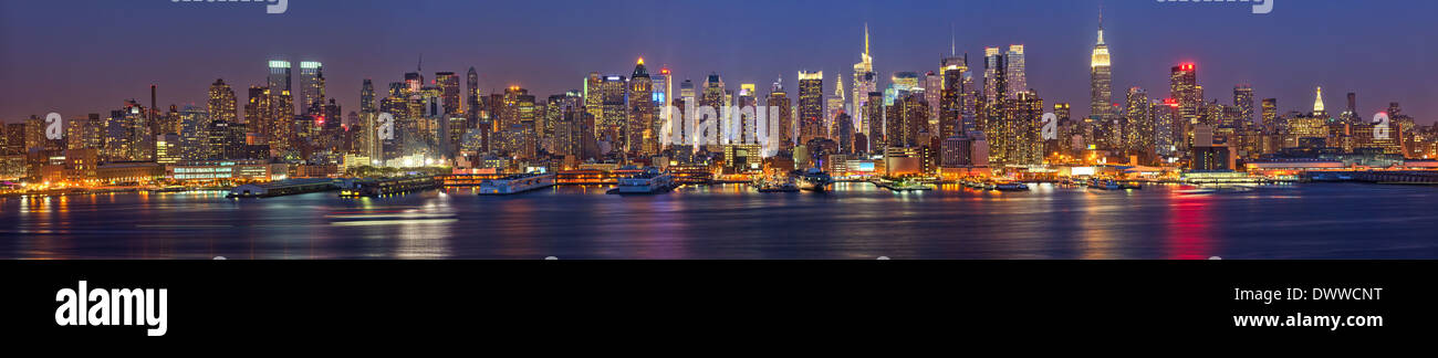Manhattan bei Nacht Stockfoto