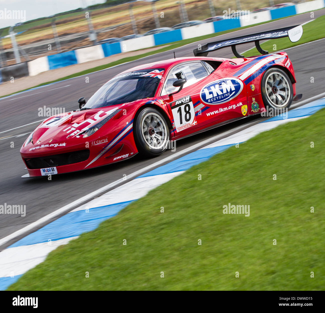 Der Ferrari 458 Italia GT3 von - Gary Eastwood / Rob Barff / FF Corse kommen rund Goddards Ecke in Donington Park Stockfoto