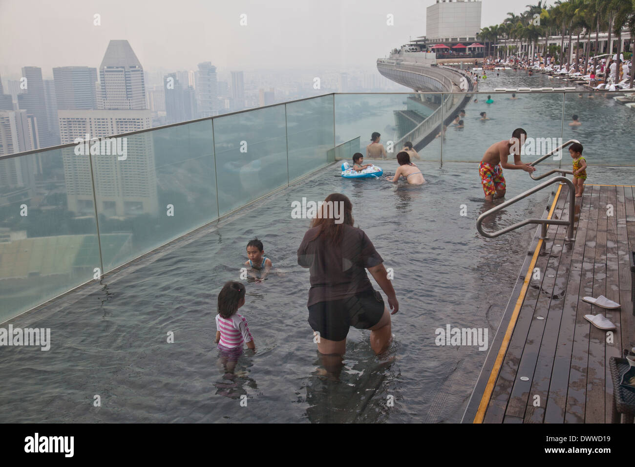 picture Infinity Pool Marina Bay Singapore Hotel https www alamy de entspannen sie am infinity pool auf den beruhmten marina bay sands skypark hotel singapur image67556533 html