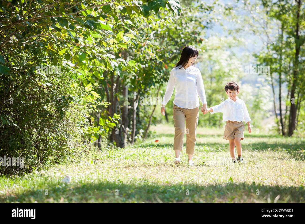 ein Vater und ein Kind mit einem Spaziergang in der Natur Stockfoto