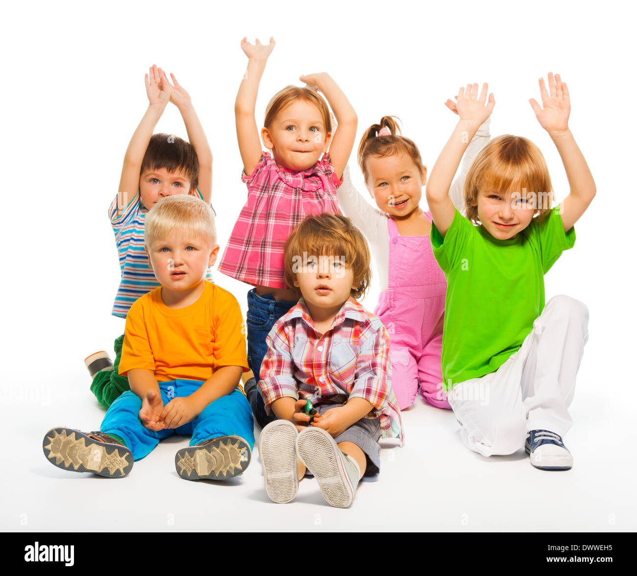 Viele glückliche Kinder 3-4 Jahre alt sitzen zu isolieren, auf weiß Stockfoto