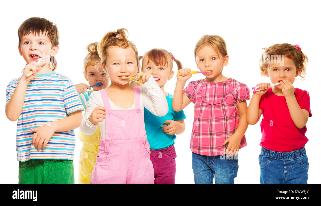 Drei glückliche kleine 3-4 Jahre alt Kinder Gruppe stand mit Zahnpasta Stockfoto
