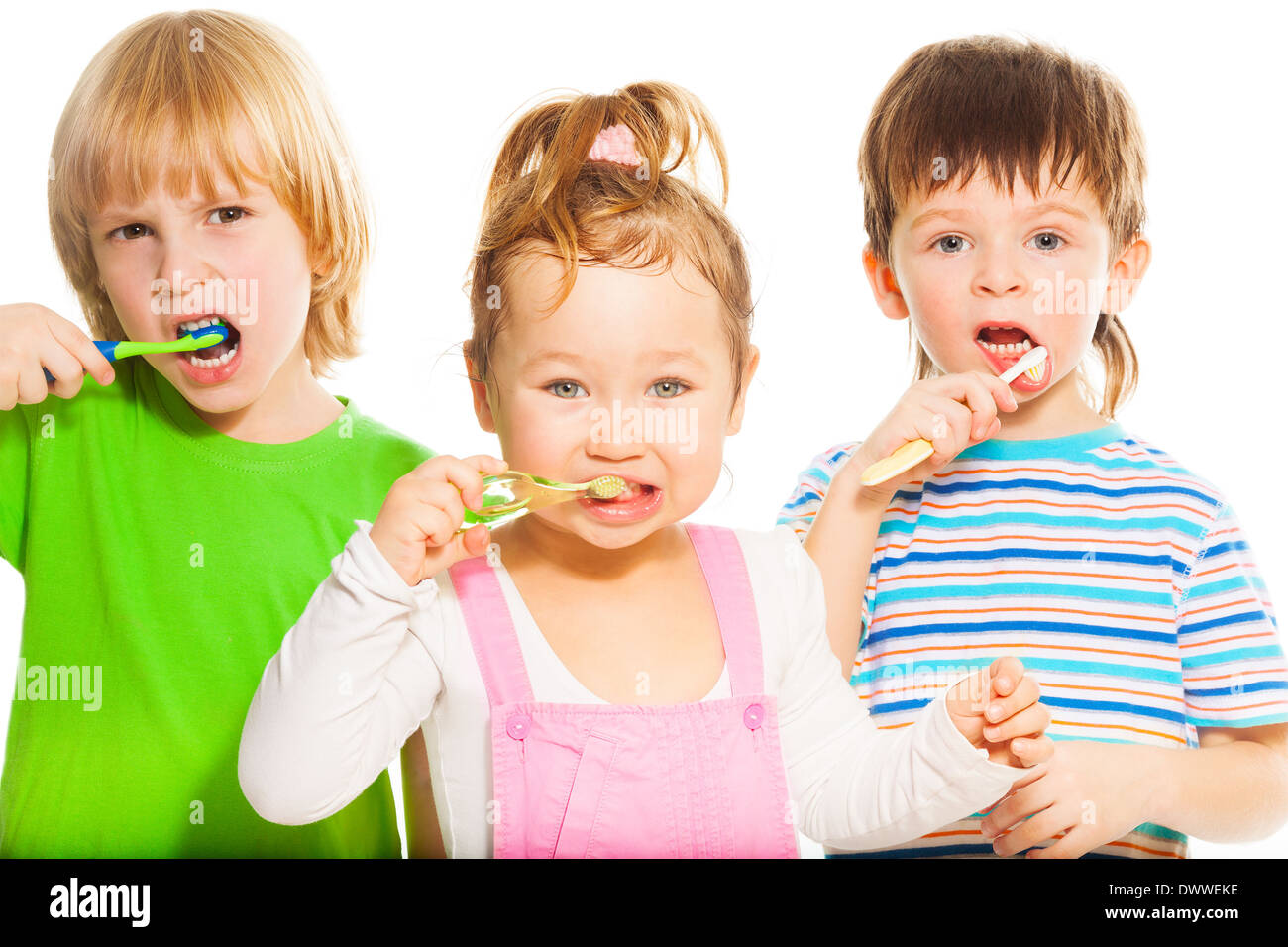 Drei glückliche kleine 3-4 Jahre alt Kinder stehen mit Zahnpasta Stockfoto