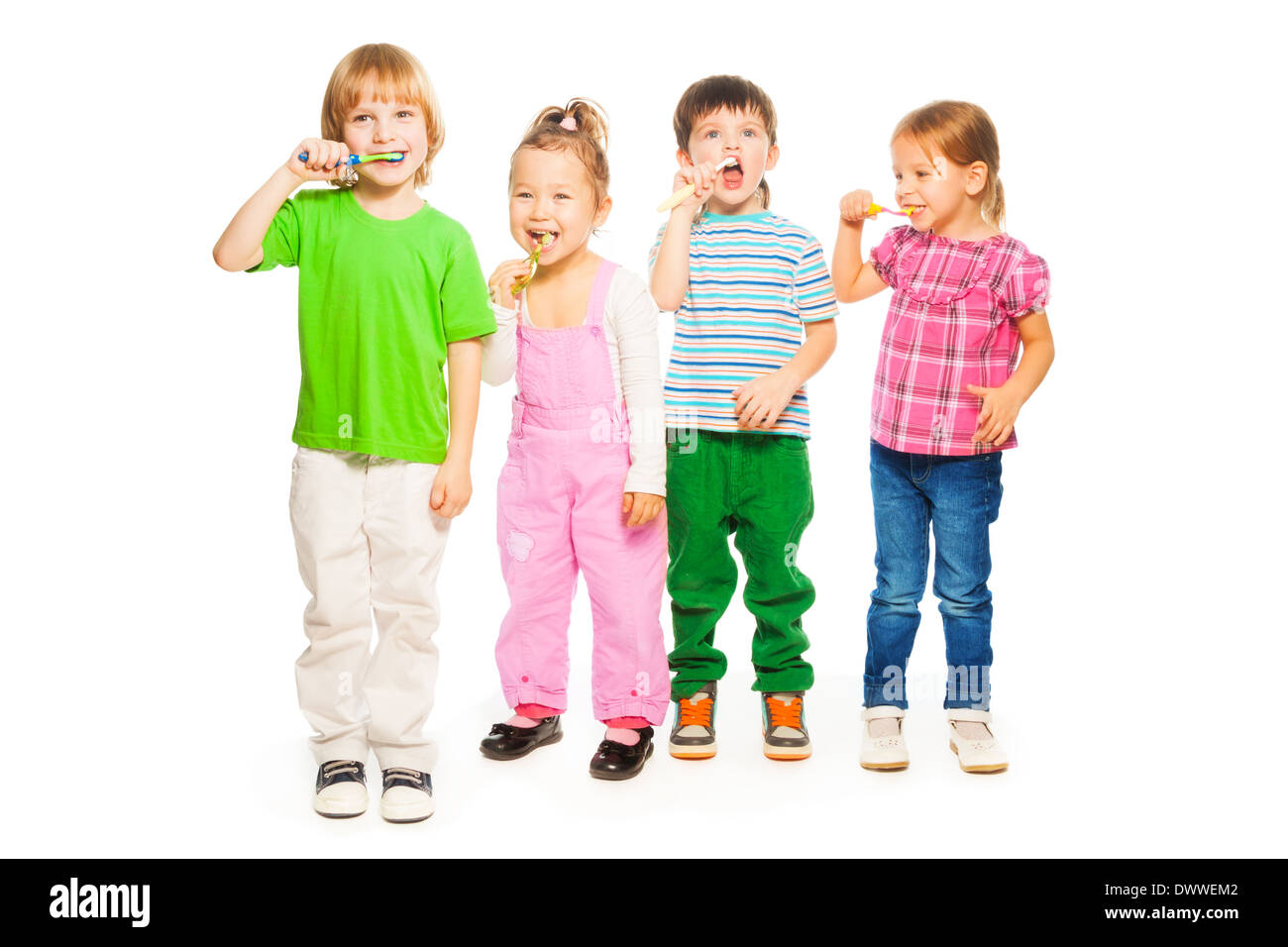 Vier glückliche kleine 3-4 Jahre alt Kinder stehen mit Zahnpasta Stockfoto