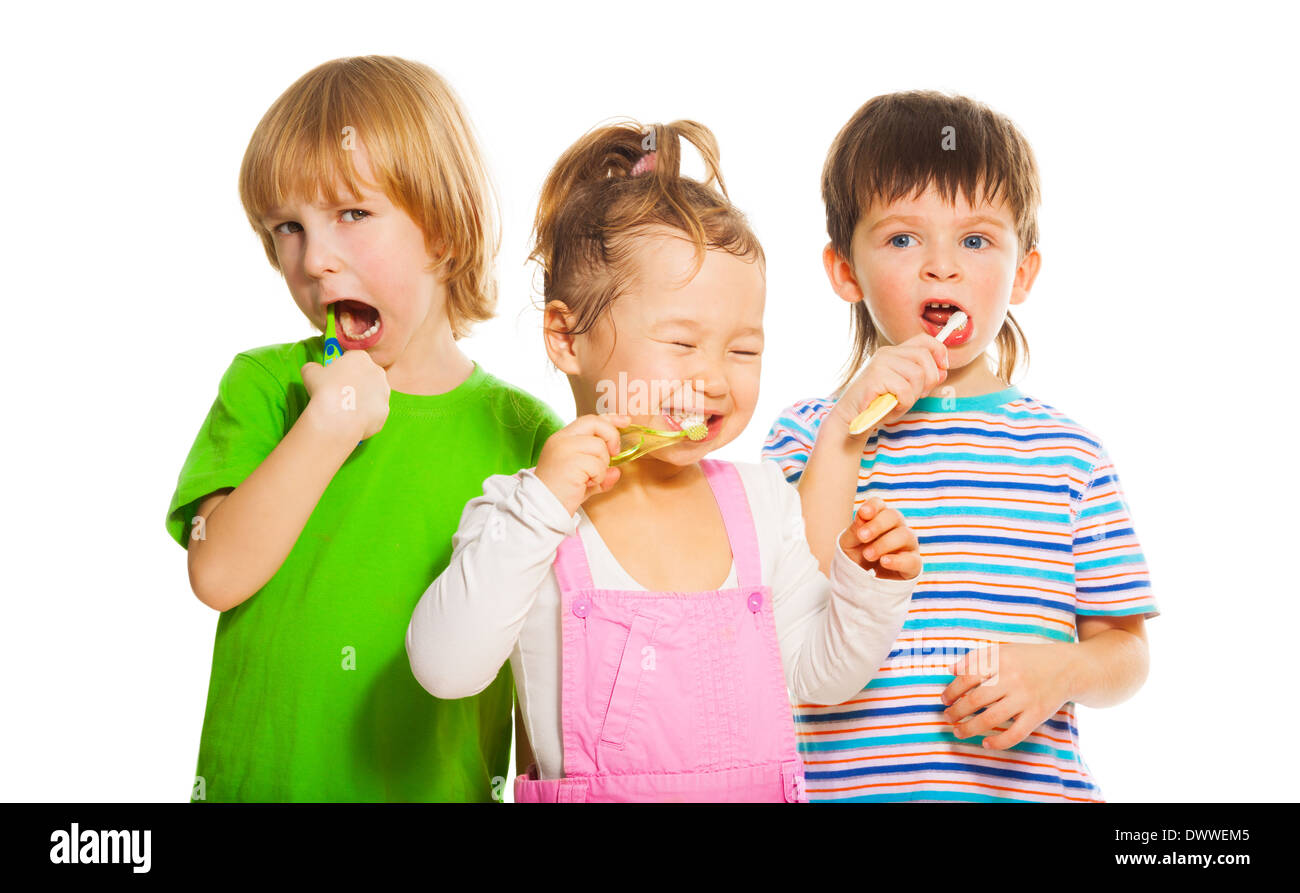 Enge schießen drei glückliche kleine 3-4 Jahre alt Kinder stehen mit Zahnpasta Stockfoto