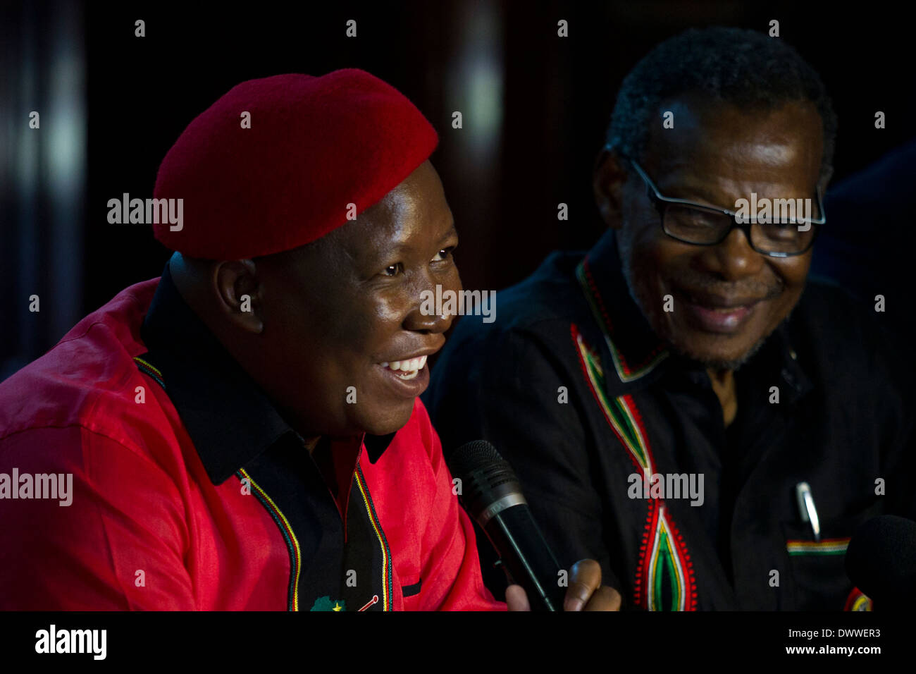 Commander In Chief of Economic Freedom Fighters Julius Malema lacht, als er und Präsident der Inkatha Freedom Party Stockfoto