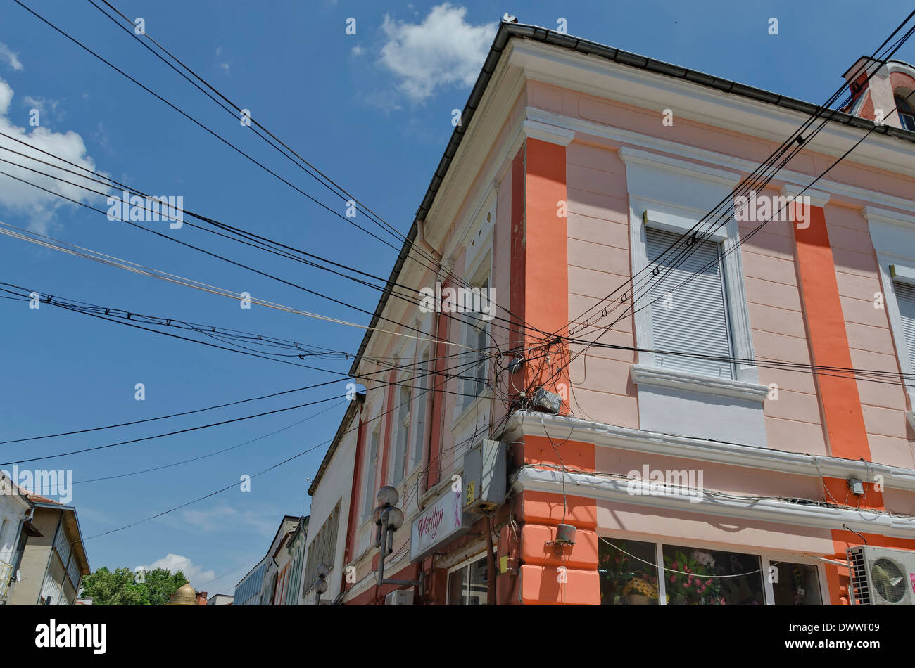 Alten Haus in der kleinen Stadt überlastet mit Drähten zu renovieren Stockfoto