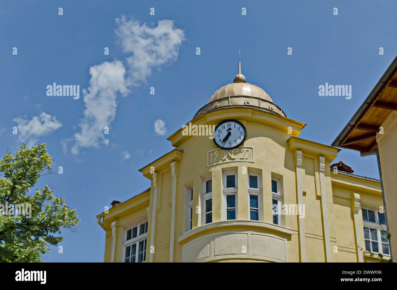 Altbau mit Uhr in der Mitte der kleinen Bergstadt Peshtera, Bulgarien Stockfoto
