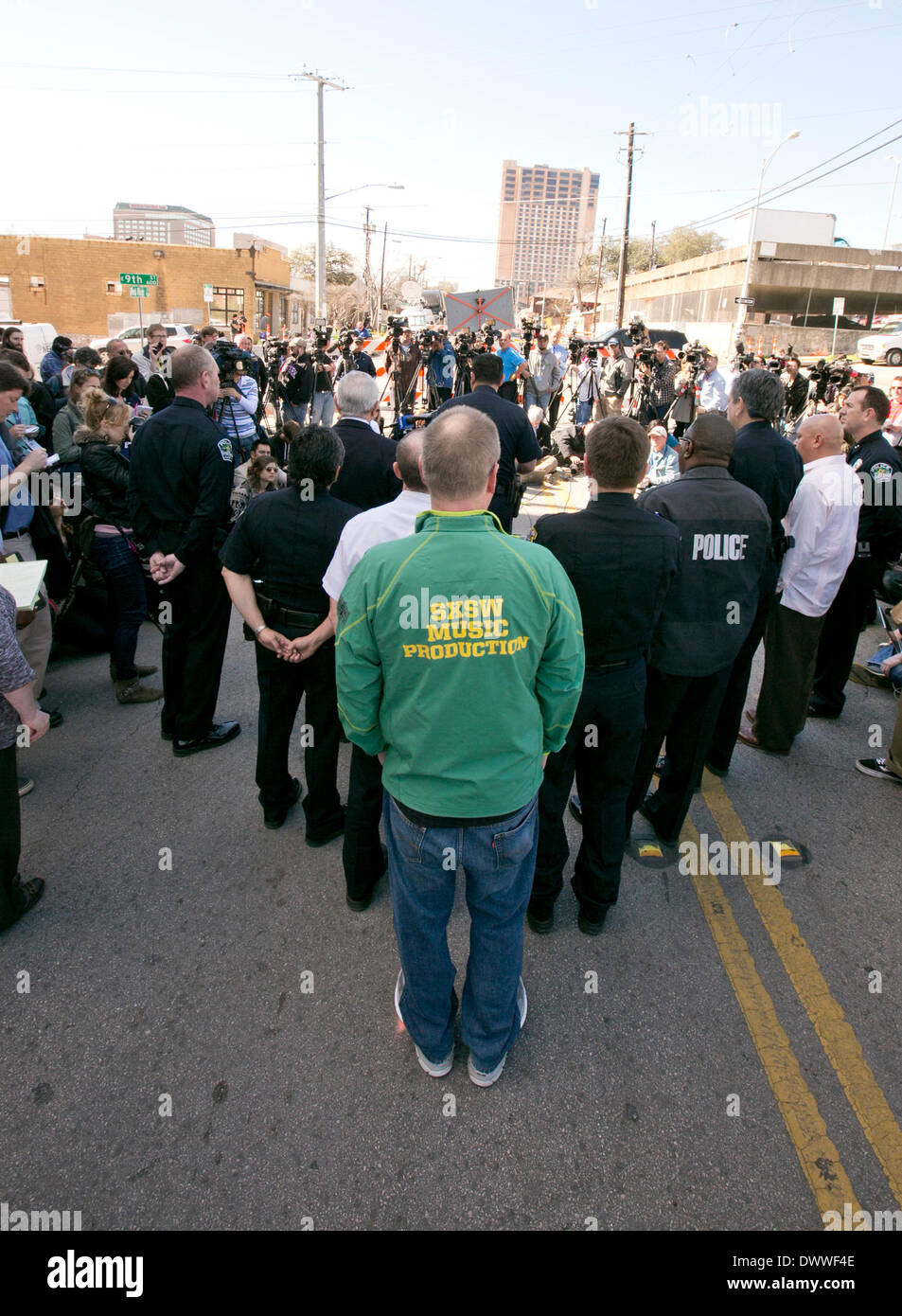 Publikum hört sich Austin Polizeichef sprechen auf Pressekonferenz nach tödlichen Autounfall bei SXSW Veranstaltungsort in der Innenstadt von Austin Stockfoto