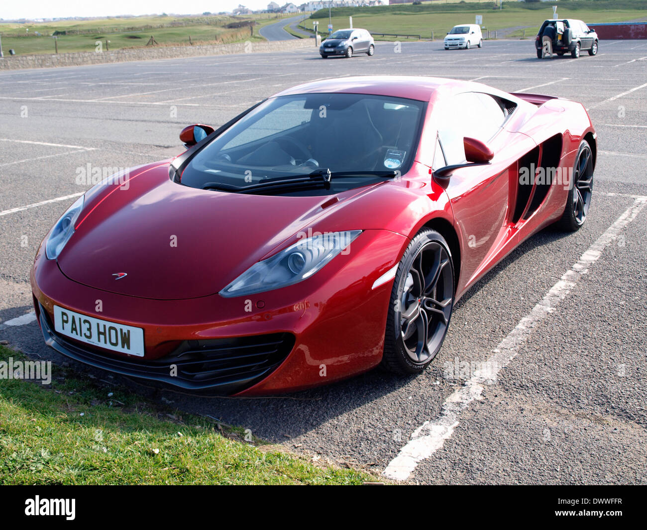 McLaren Sportwagen Parken in einem Parkhaus, Bude, Cornwall, Großbritannien Stockfoto
