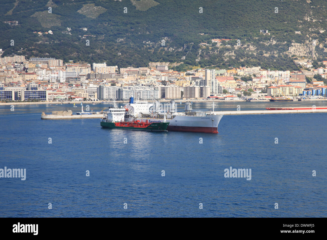 Reefer Schiff Mv verankert Pacific Meerjungfrau in Gibraltar mit Bunker Schiff Mv Pallas Herrlichkeit neben Stockfoto