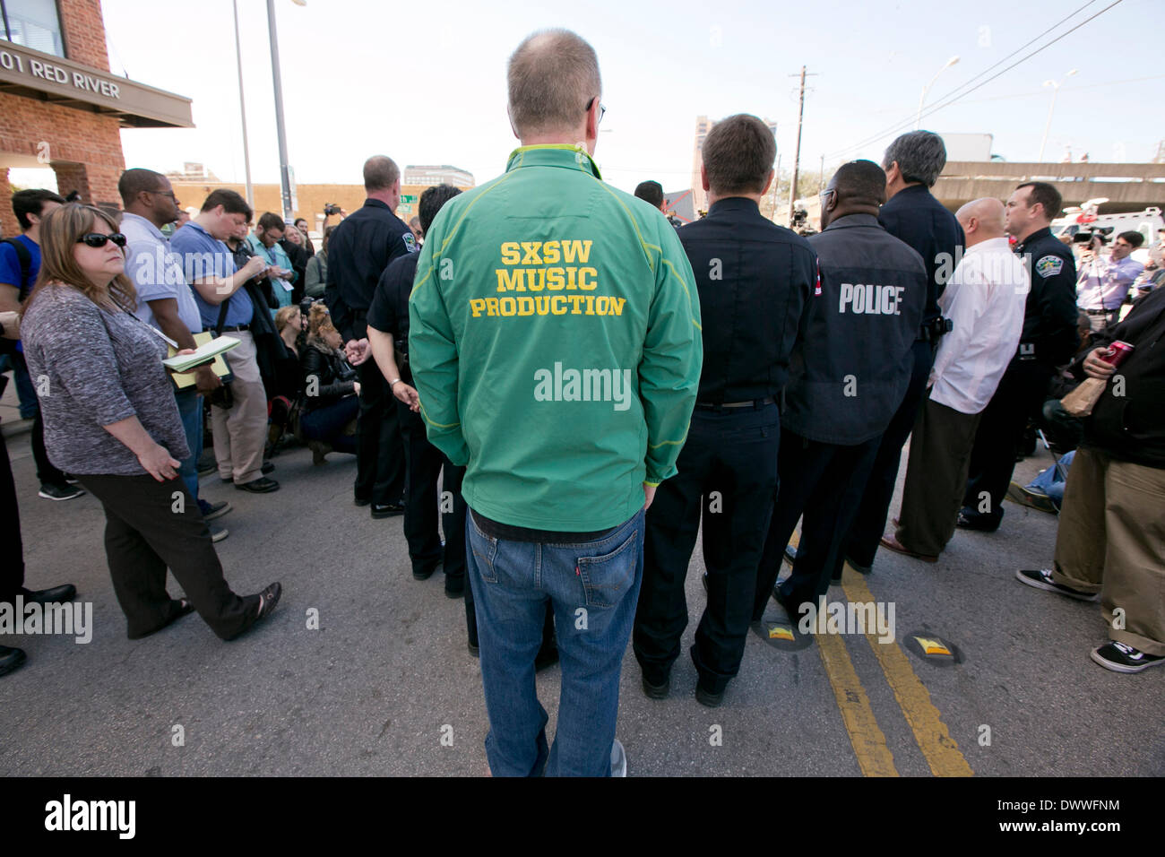 Publikum hört sich Austin Polizeichef sprechen auf Pressekonferenz nach tödlichen Autounfall bei SXSW Veranstaltungsort in der Innenstadt von Austin Stockfoto