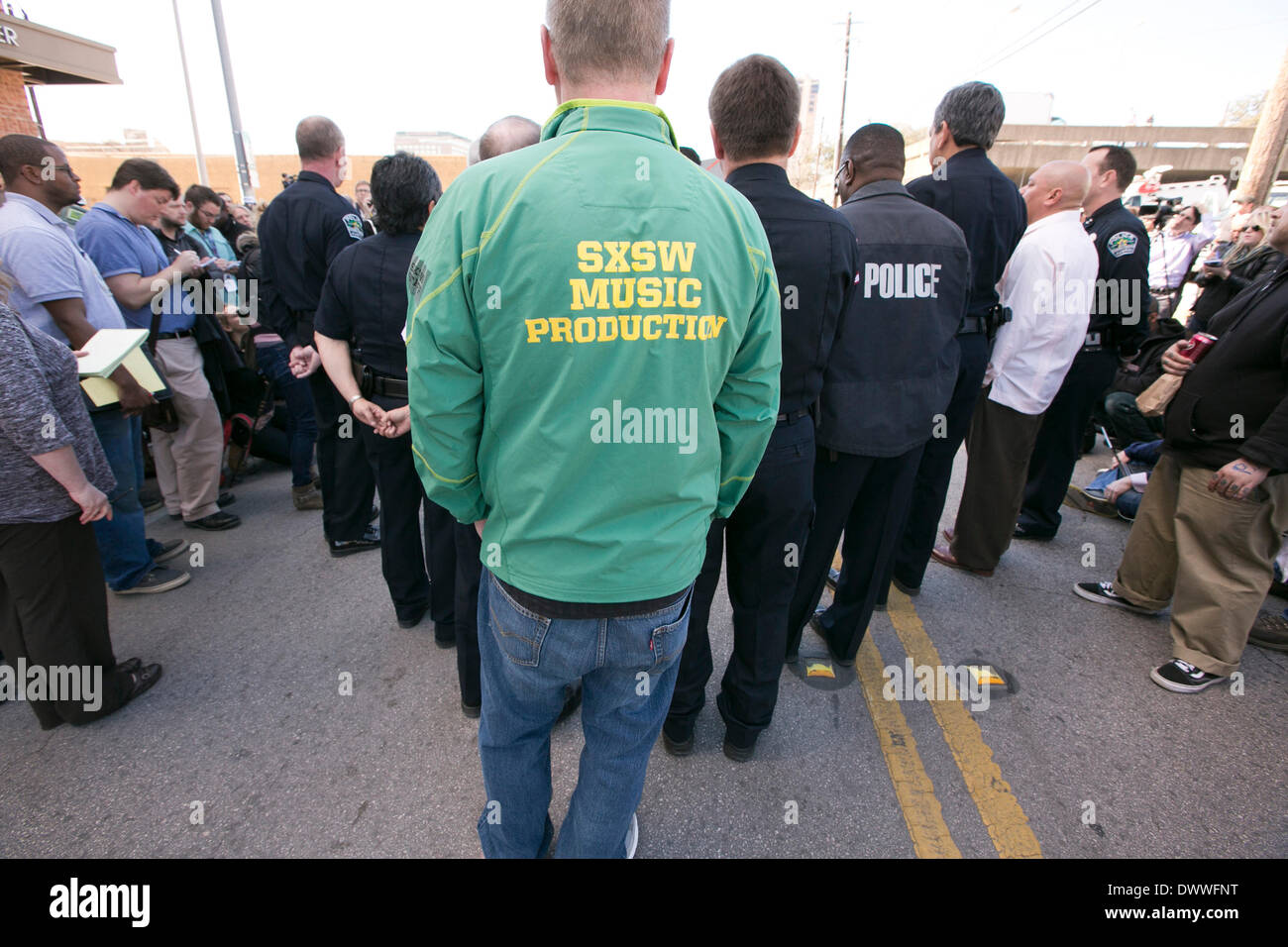Publikum hört sich Austin Polizeichef sprechen auf Pressekonferenz nach tödlichen Autounfall bei SXSW Veranstaltungsort in der Innenstadt von Austin Stockfoto