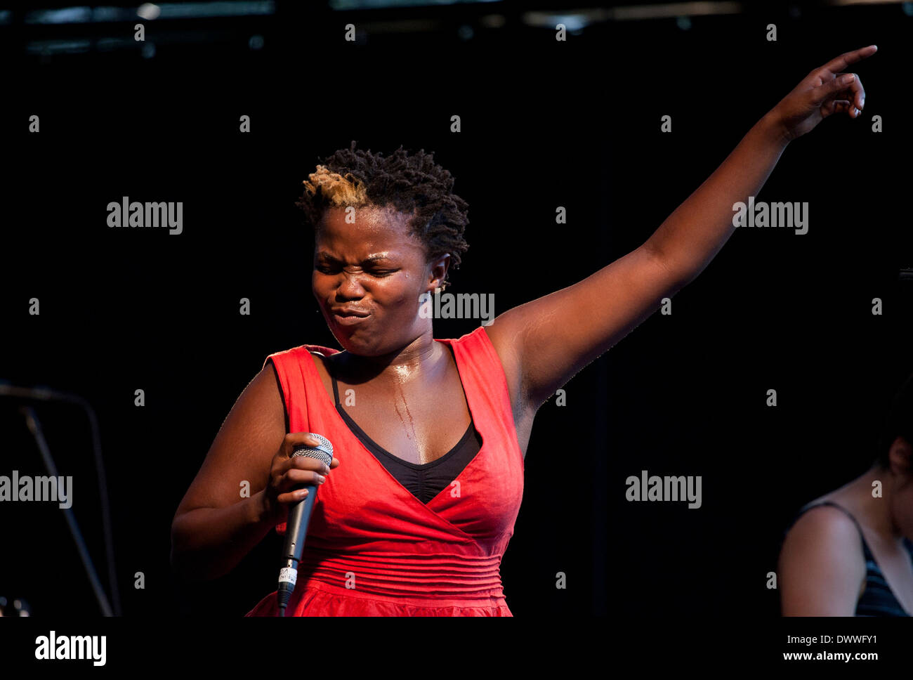 Freshlyground-Sänger Zolani Mahola führt in den botanischen Gärten in Durban, 29. März 2009. Rogan Ward © 2009 Stockfoto