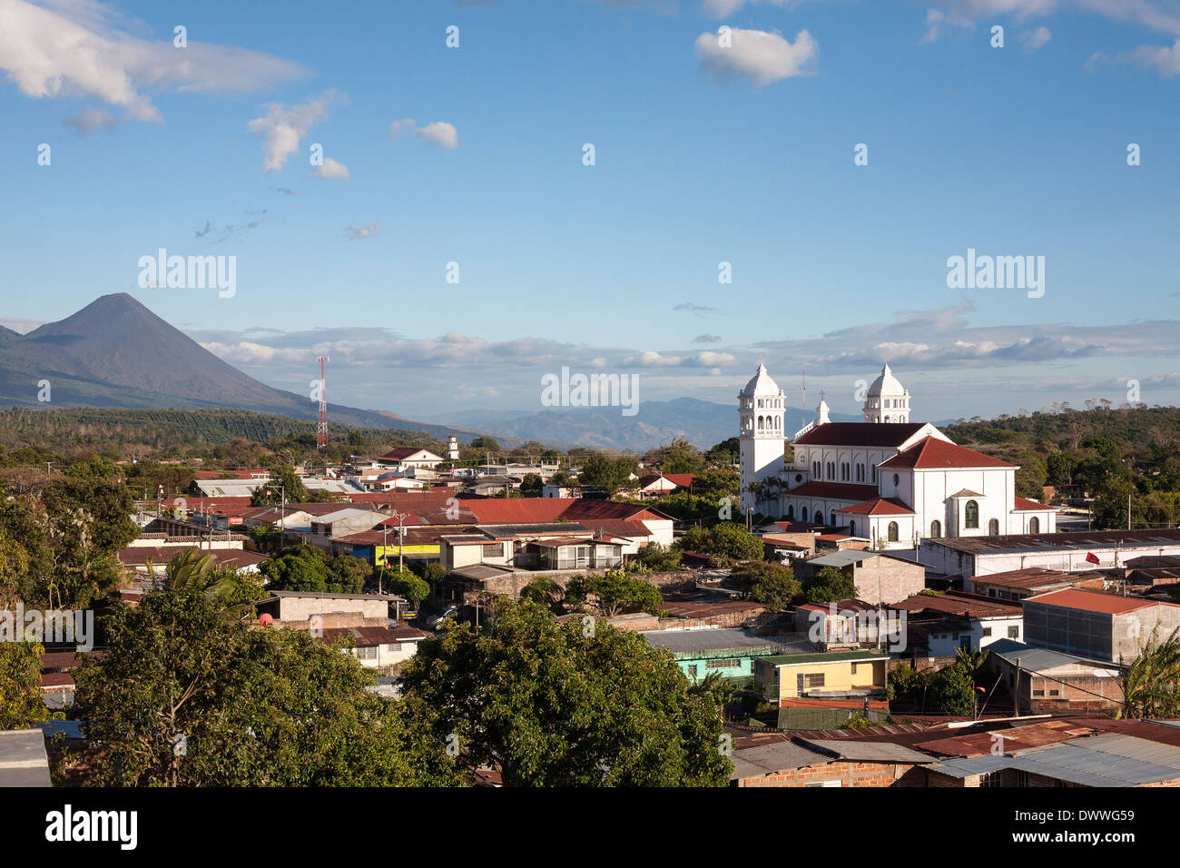 Einen malerischen Blick über die Berge mit Vulkanen im Hintergrund des Juayua auf die Rutas De La Flores in El Salvador Stockfoto