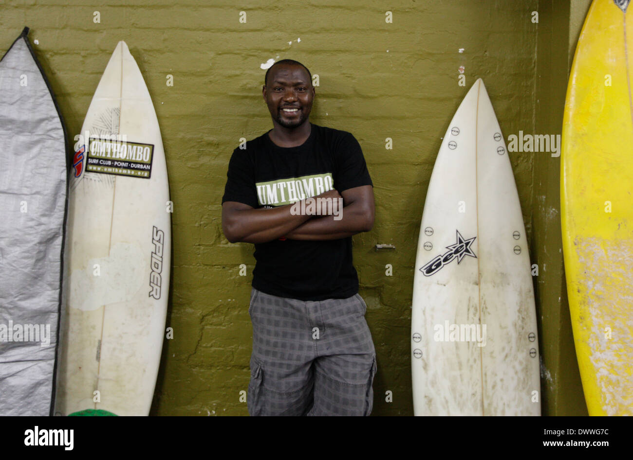 Cyril Mqadi ist ein Surflehrer unterrichten Kinder Leben auf den Straßen von Durban nicht nur surfen, sondern Leben Lehren, April Stockfoto