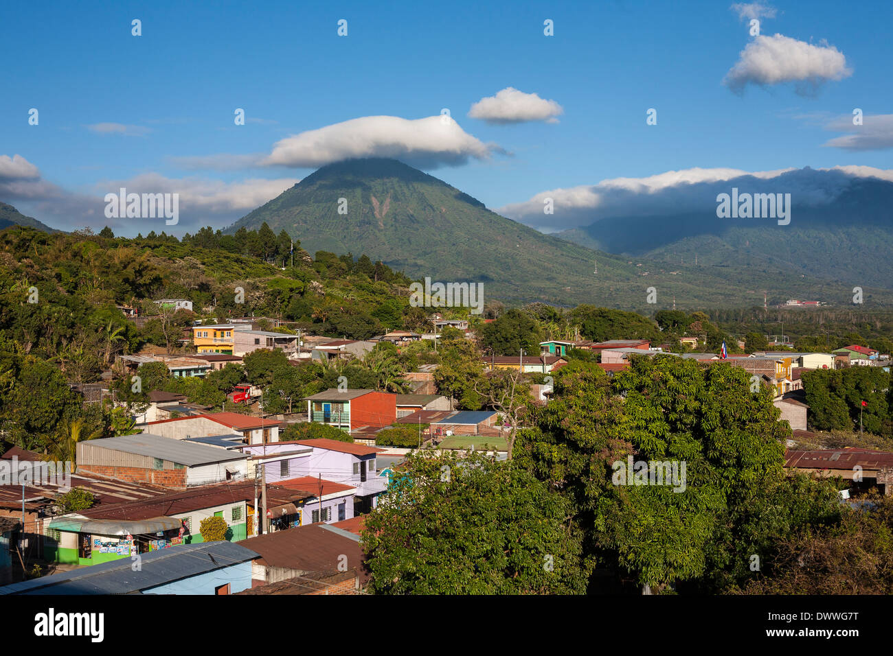 Einen malerischen Blick über die Berge mit Vulkanen im Hintergrund des Juayua auf die Rutas De La Flores in El Salvador Stockfoto