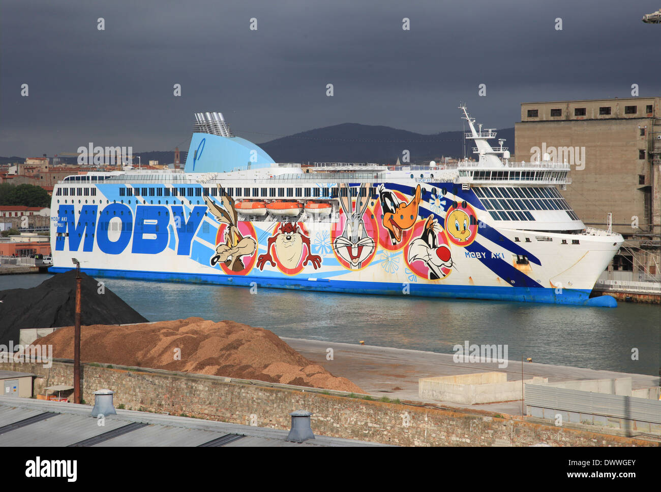 Looney Tunes auf italienischen RoRo Auto LKW und PKW Fähre Mv Moby Aki im Hafen von Civitavecchia Italien gemalt Stockfoto