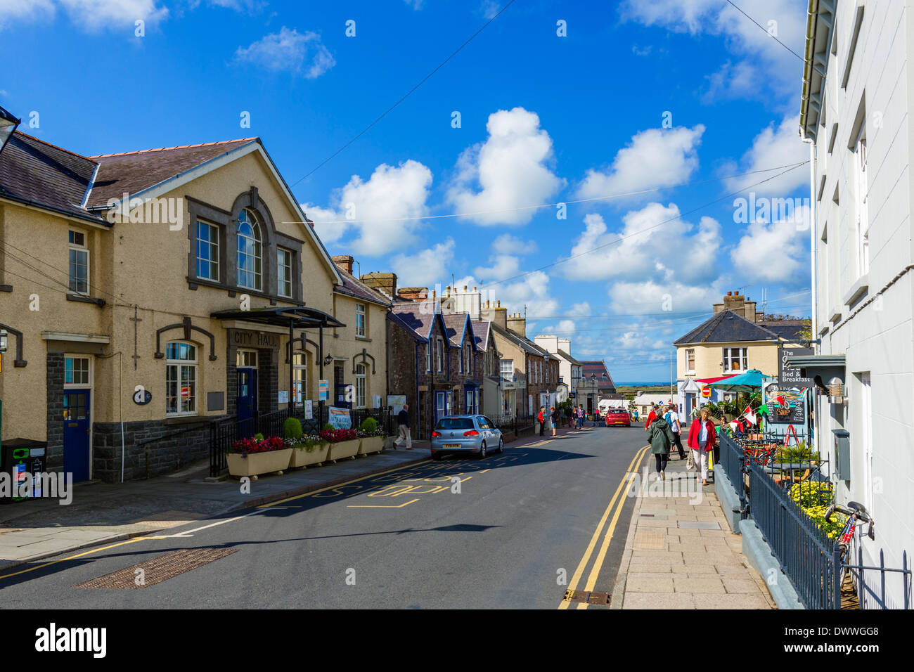 High Street in der Dom Stadt von St Davids mit dem Rathaus auf der linken Seite, Pembrokeshire, Wales, UK Stockfoto