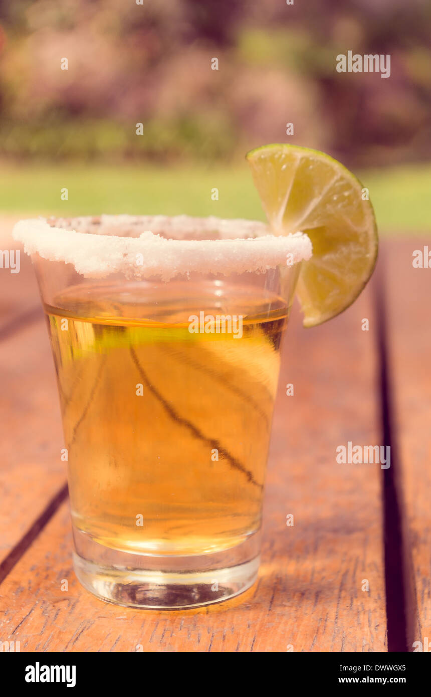 Gold Tequila shot mit Zitrone Stockfoto