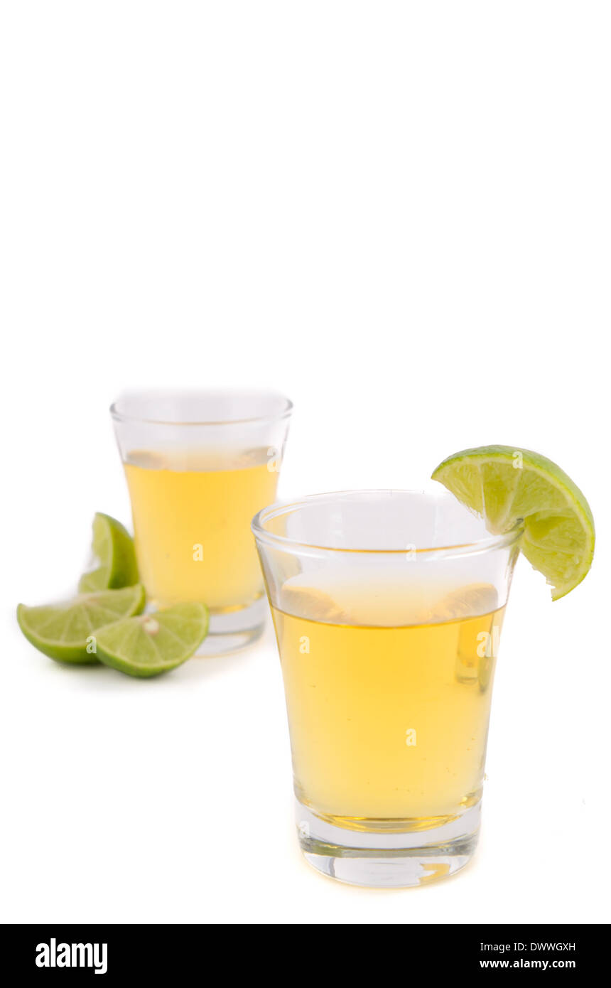 Gold Tequila shot mit Zitrone Stockfoto