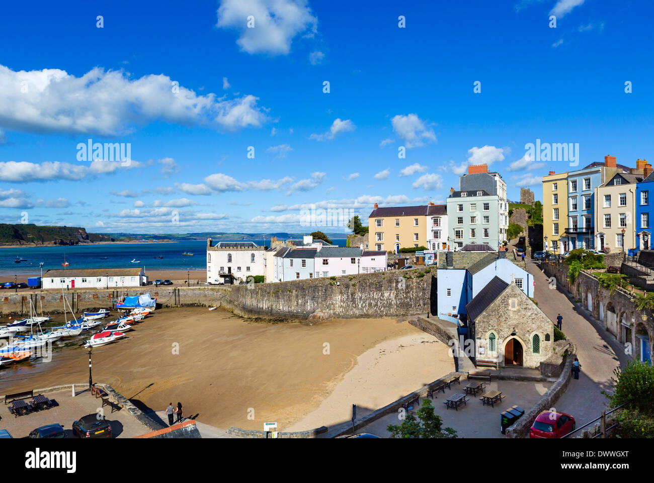 Blick über den Hafen bei Ebbe, Tenby, Carmarthen Bay, Pembrokeshire, Wales, UK Stockfoto