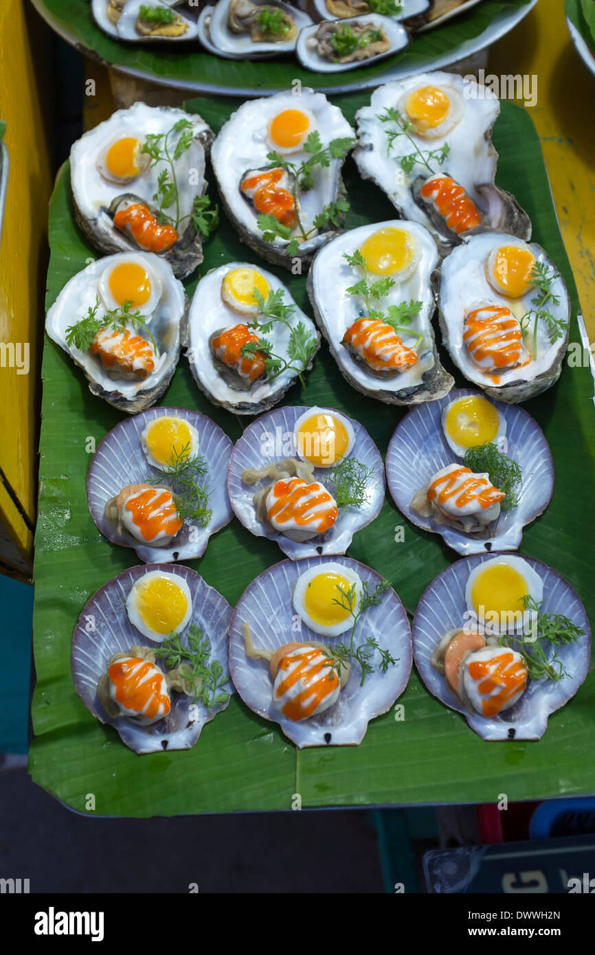 Wunderbares Essen Display in Duong Dong Nacht Markt der Insel Phu Quoc Stockfoto