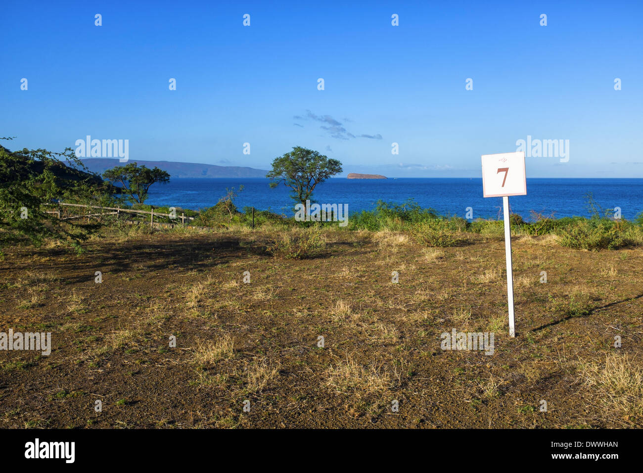 Leeres Baugrundstück zu verkaufen in Makena, Hawaii auf der Suche nach Lanai. Stockfoto