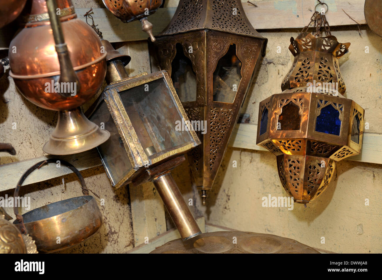 Metallarbeiten, Teekannen, Lampen, Töpfe in Souk Marrakech, Marokko, Nordafrika Stockfoto