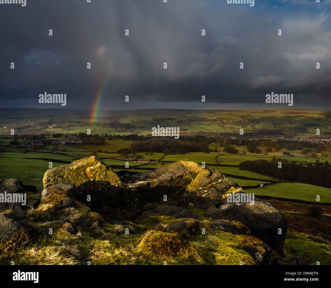 Intensive dramatische Regenbogen über ländlichen Yorkshire Village, Burley-in-Wharfedale, Großbritannien Stockfoto